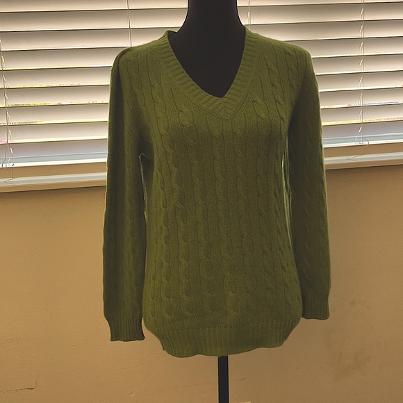 Neiman Marcus Beautiful Cashmere V Neck Cable sweater Neiman Marcus - Picture 4 of 6